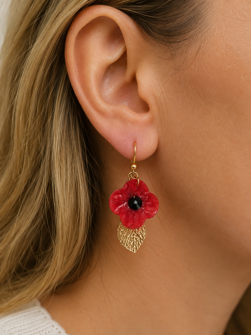 Boucle d'oreille coquelicot avec feuille dorée portée à l'oreille