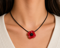 Collier ras de cou cordon cuir noir pendentif coquelicot relief