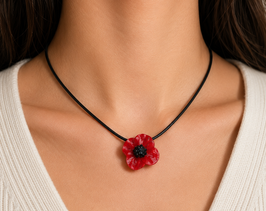 Collier ras de cou cordon cuir noir pendentif coquelicot relief