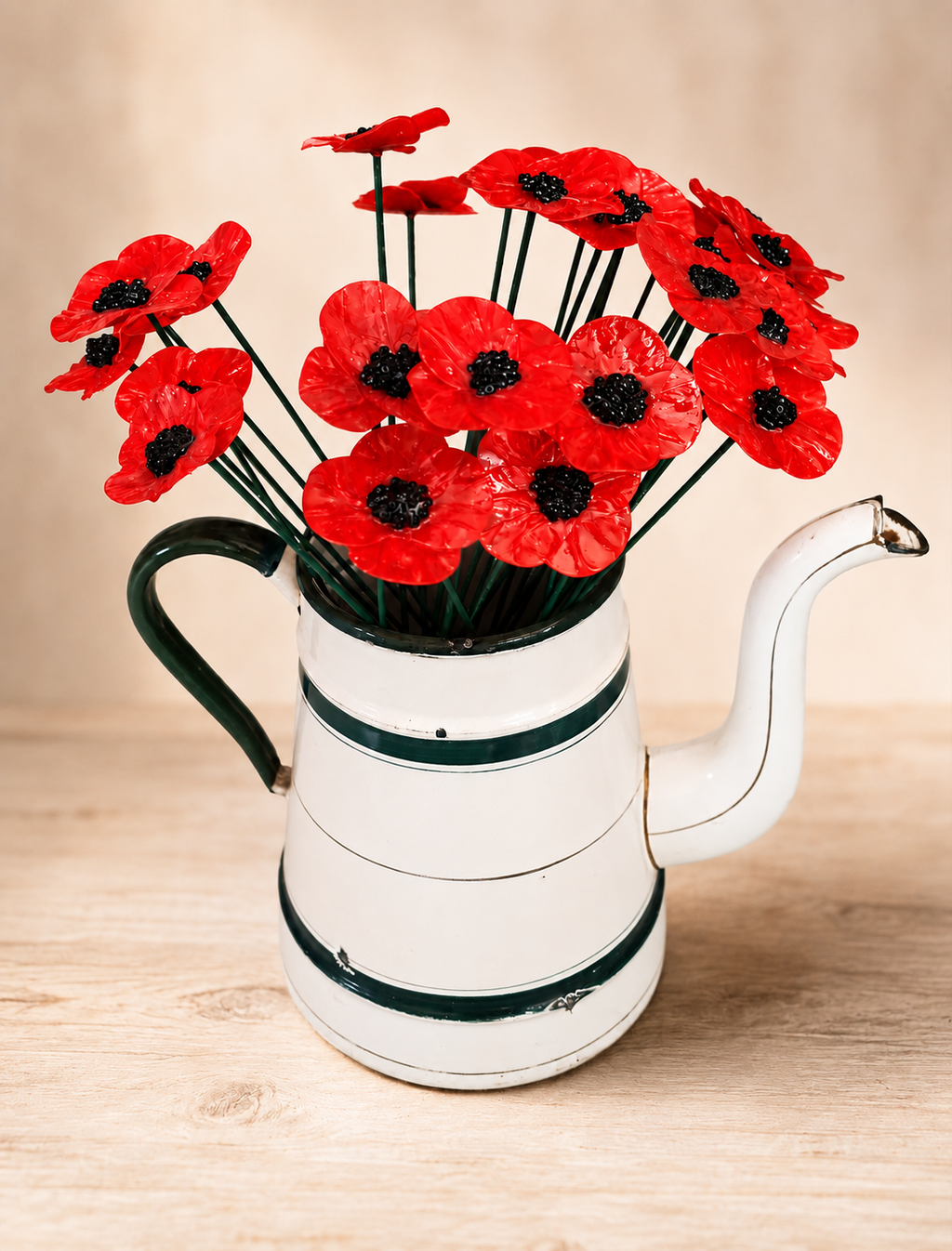 Bouquet de coquelicots artisanaux sur tiges dans une cafetière vintage