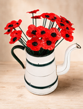 Bouquet de coquelicots artisanaux sur tiges dans une cafetière vintage